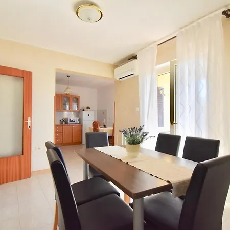 Gostinjska kuća Family With Olive Grove 3*